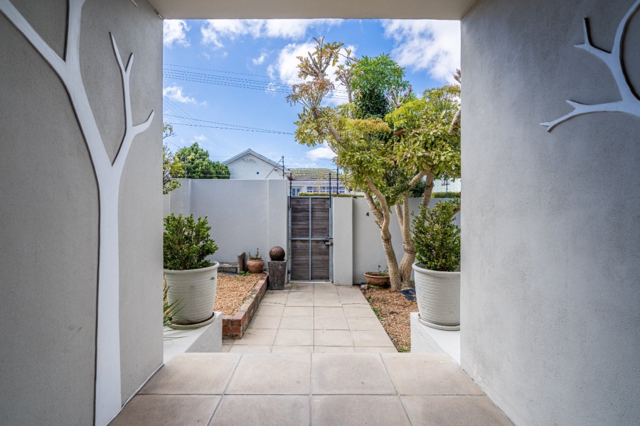 To Let 3 Bedroom Property for Rent in Wynberg Upper Western Cape